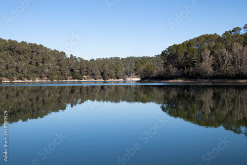 Φωτογραφία The Lake Sainte Suzanne in Carcès, also called Carcès lake, lake situated in the Var department of the Provence-Alpes-Côte d'Azur region of France