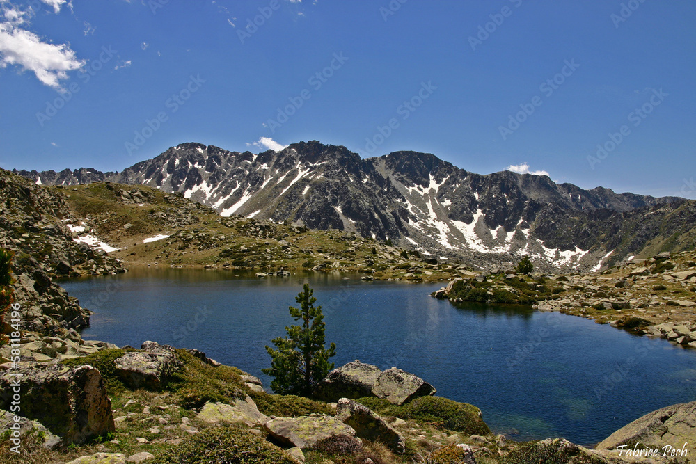 Naklejka premium lake in the mountains