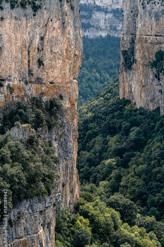 Steil aufragende Felswände in der Schlucht des Rio Salazar, Navarra, Spanien