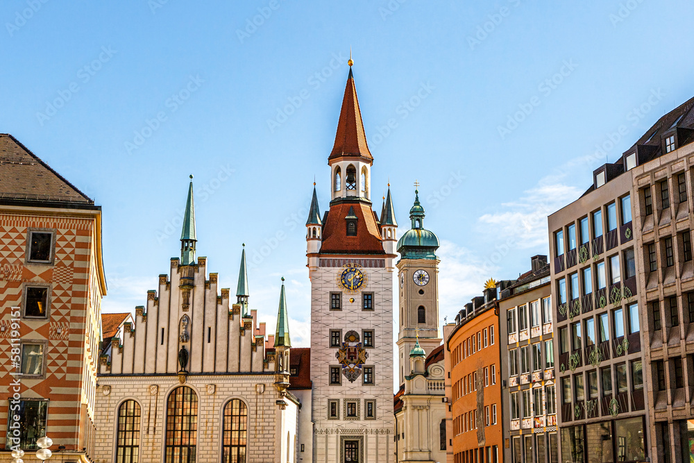 Obraz premium View at the tower of the old town hall and toy museum at Marienplatz pedestrian zone in munich city downtown