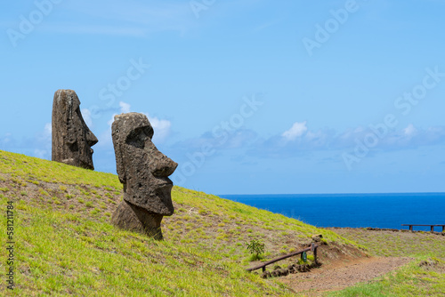 Foto Moai heads on the slope of Rano Raraku on Easter Island (Rapa Nui),  Chile