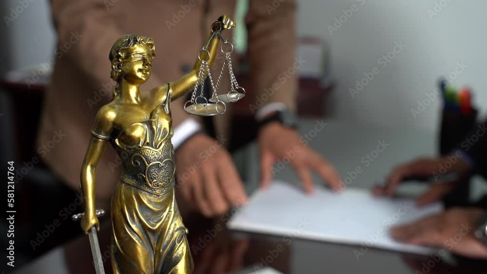 Abogado profesional hace firmar documentos