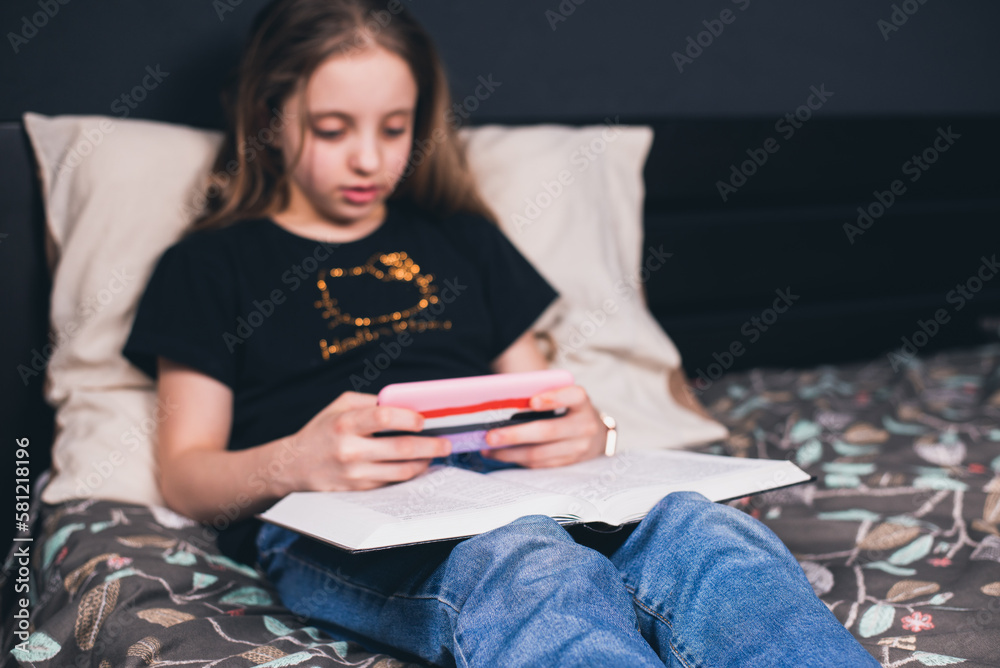 Ταπετσαρία A teenage child is playing video games on the phone