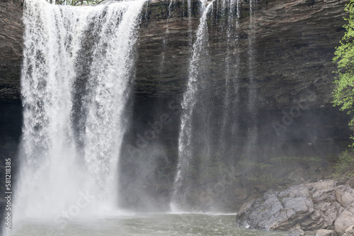 Noccalula Falls. Black Creek. Noccalula Waterfall Park and Campgrounds. Alabama  Gadsden