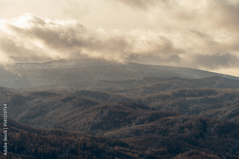 Mystische Harzlandschaft. Blick zum Brocken über Berge mit Wolken