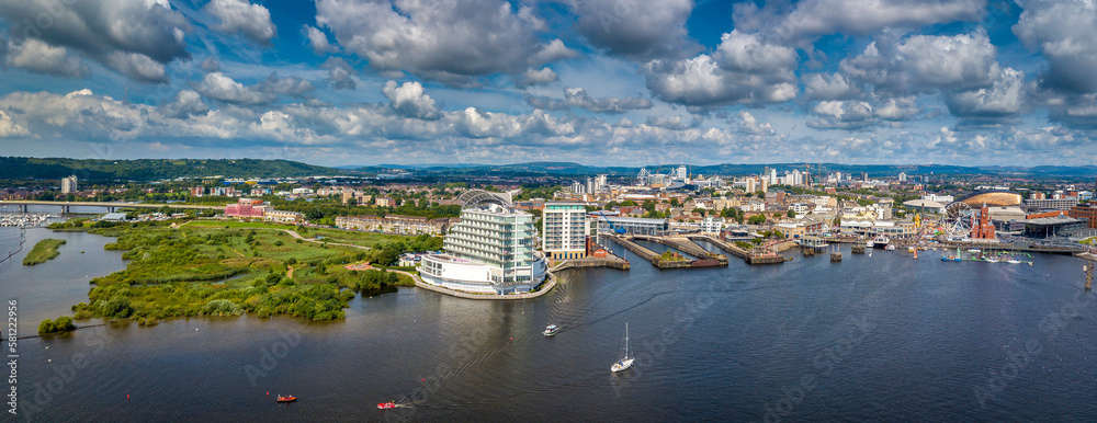 Obraz premium Cardiff Bay, South Wales from Cardiff Bay Barrage