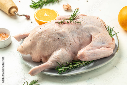 Fotografia fresh whole raw duck with orange thyme and spices, prepare to cook, banner, menu