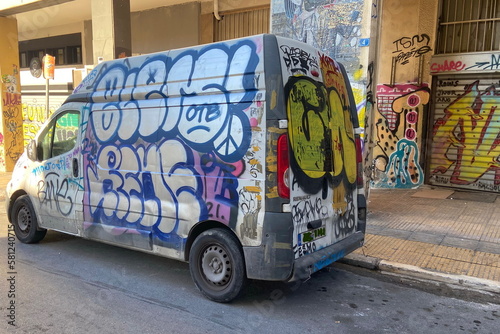 Transporter mit Graffiti in der Innenstadt von Athen (Griechenland)