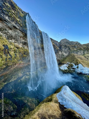 double cascade et chute d eau translucide avec un lac bleu turquoise sur un ciel lumineux et une v  g  tation luxuriante... moment de relaxations et de d  tente offert par la nature Islandaise 