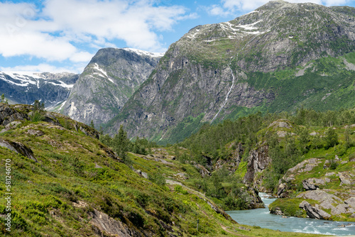 Fototapeta Naklejka Na Ścianę i Meble -  Blick zum Gletscher Jostedalsbreen in das Tal langedalen, Norwegen
