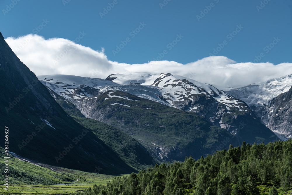 Blick in das tal langedalen zum Gletscher Jostedalsbreen, Norwegen