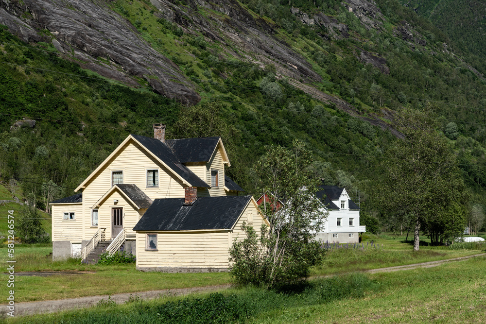 bauernhöfe im Tal Veitastrondi am Austerdalsbreen, Norwegen