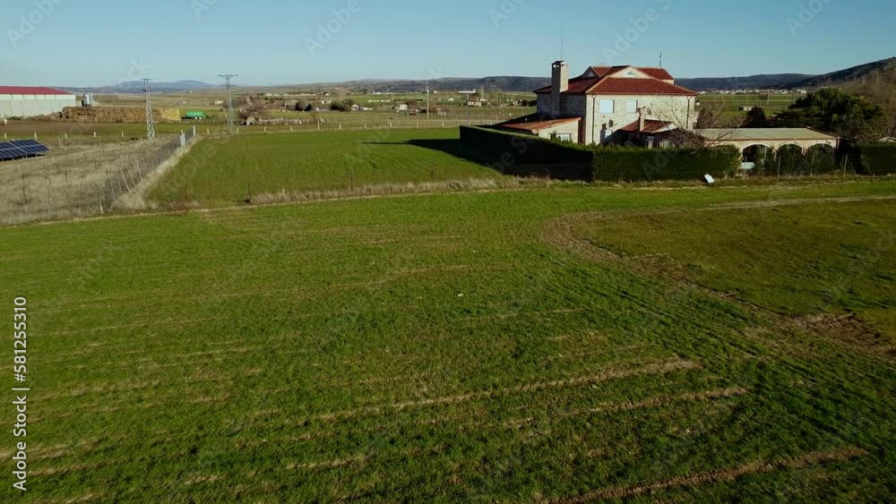 casa rural a vista de dron en el campo. mansion bajo cielo colorido casa rural a vista de dron en el campo. mansion bajo cielo colorido