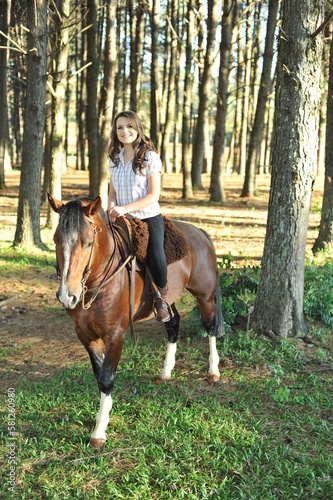 jovem bonita cowtry com cavalo 