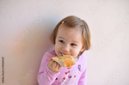 beb   sorridente comendo pastel 