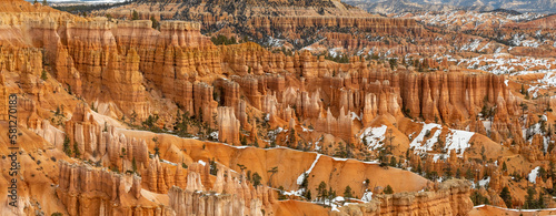 Panoramic photo of Bryce National Park, Orange rock formations © Larry Zhou