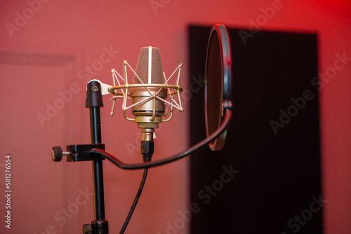 micro de studio dans une ambiance lumineuse rouge