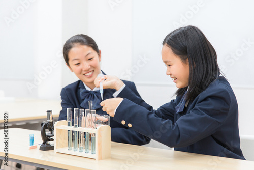 理科の実験をする中学生の女の子
 photo