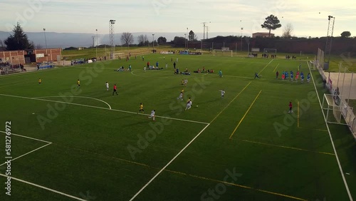 niños jugando al futbol. gol de equipo de futbol. campo de futbol 7 con niños