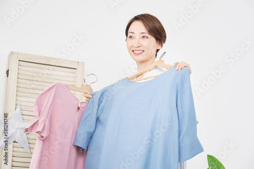 家で洋服を選ぶ女性