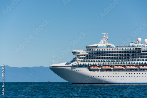 Crucero de lujo en las costas de Puerto Montt Chile © Antichristh