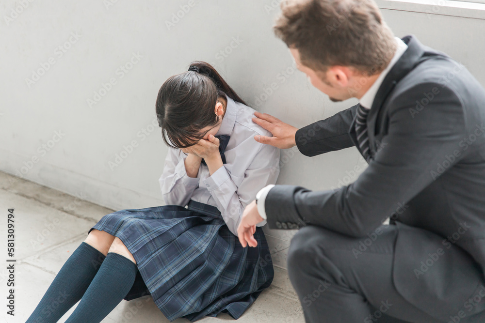 学校の教室で泣く女子高校生・中学生を慰める先生・男子生徒
学校の教室で泣く女子高校生・中学生を慰める先生・男子生徒