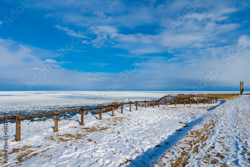 【北海道】冬の網走 能取岬とおし寄せる流氷 © k_river