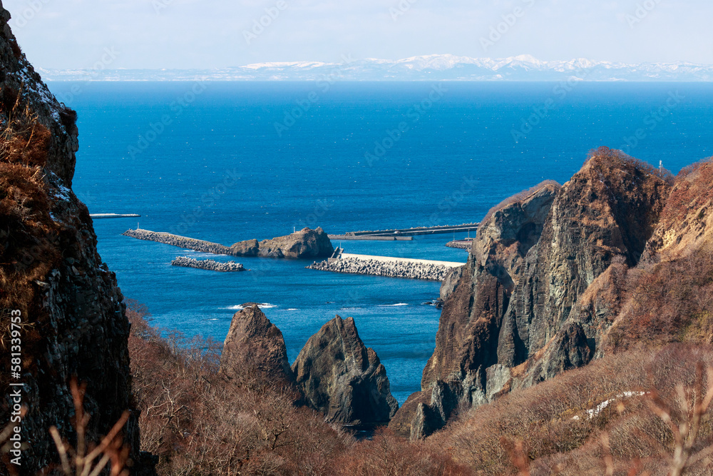 北海道室蘭市、地球岬展望台から見えるニラス岩【3月】