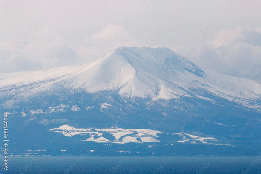 北海道室蘭市、地球岬展望台から見える北海道駒ケ岳【3月】