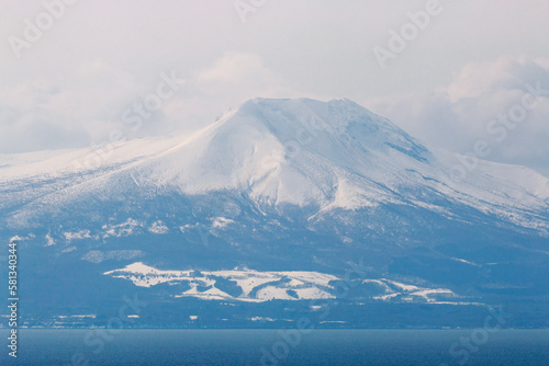 北海道室蘭市、地球岬展望台から見える北海道駒ケ岳【3月】
