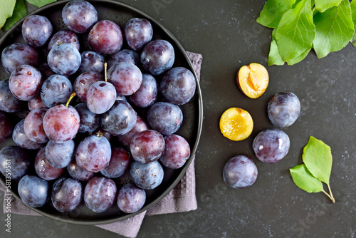 Obraz na płótnie Fresh plums on plate
