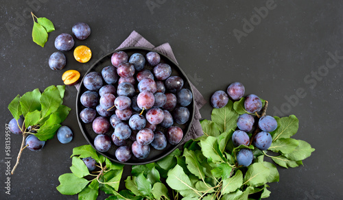 Obraz na płótnie Fresh plums on plate