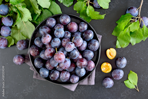 Obraz na płótnie Fresh plums on plate