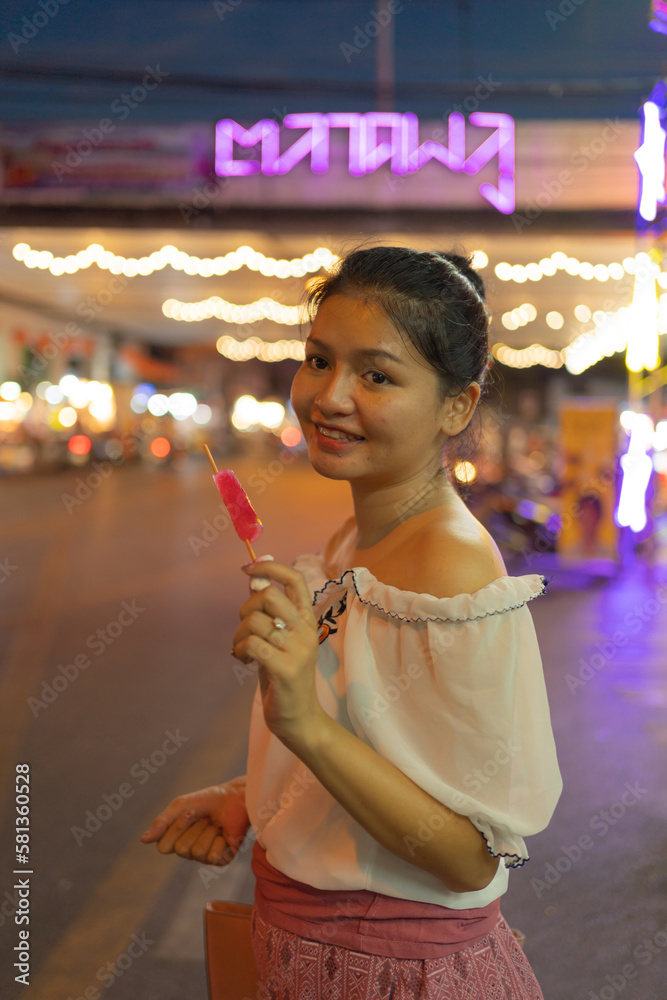 Φωτογραφία Portrait of happy Asian woman travel at night Market people walking street fair, Colorful tents in the train of Ratchada at Bangkok city, Thailand