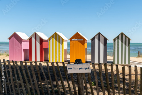 Ile d’Oléron (Charente-Maritime, France), cabines de plage traditionnelles avec le nom de la station balnéaire: La Brée Les Bains