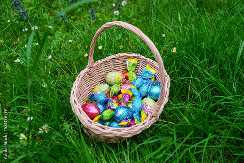 Panier rempli d'oeufs en chocolat de Pâques