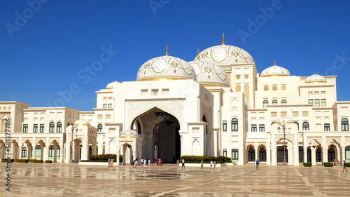 Präsidentenpalast Qasr Al Watan in Abu Dhabi aus weißem Marmor mit Kuppeln unter blauem Himmel