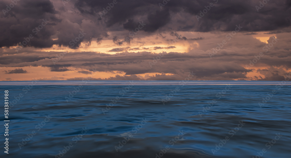南国リゾート　細かい雲の黄昏時、夕焼けの空と反射して写る海の波と水平線の背景