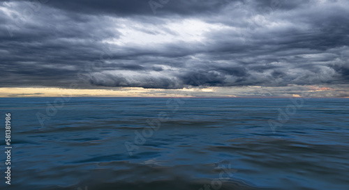 嵐の前のような暗い海 わずかに反射する雲と空を映す海面 水平線と黒い海
