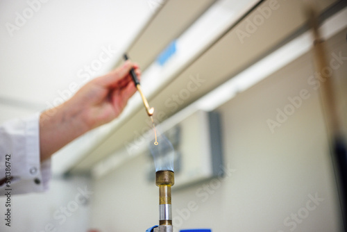 Labornadel desinfizieren