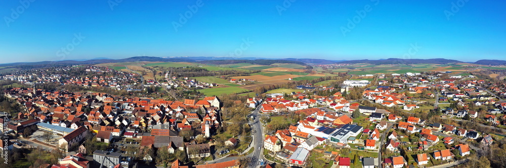 Luftbild der  historische Altstadt von Mellrichstadt mit Blick auf Stadtmauer und Türme. Mellrichstadt, Rhön-Grabfeld, Unterfranken, Bayern, Deutschland.