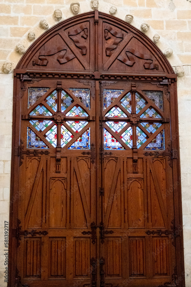 Puerta de madera hacia la habitación del sacerdote de la Catedral de Burgos con detalle en las vitrinas que tiene para la luz y en el marco.