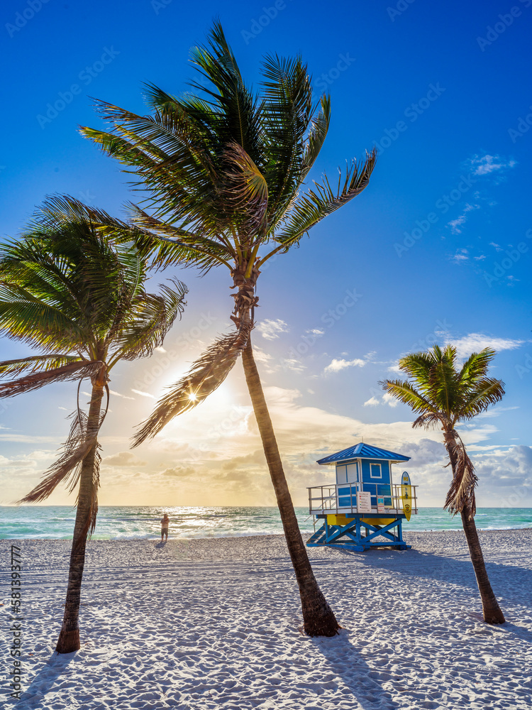 Fototapeta premium Hollywood Beach Lifeguardhouse after Sunrise.. Miami Beach, Florida USA