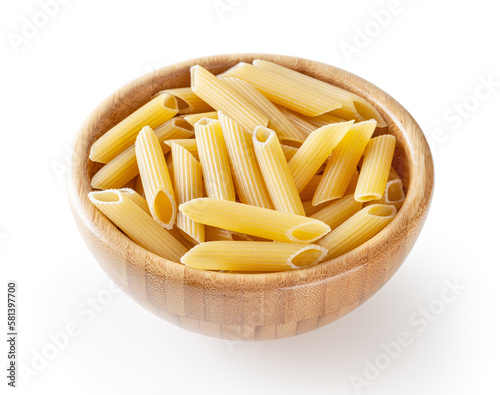 Obraz na płótnie Uncooked penne pasta in wooden bowl isolated on white background with clipping path w salonie