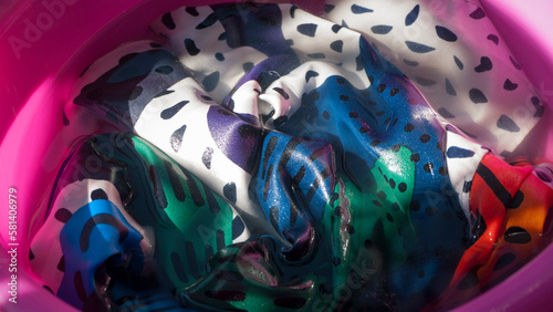 Tableau sur toile Ropa con estampado en remojo