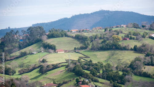 Casas rurales en colinas verdes de valle de Asturias © Darío Peña