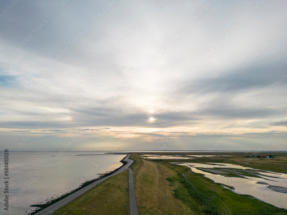 Luftaufnahme mit Landschaft im Nationalpark Oosterschelde bei Zierikzee. Provinz Zeeland in den Niederlanden