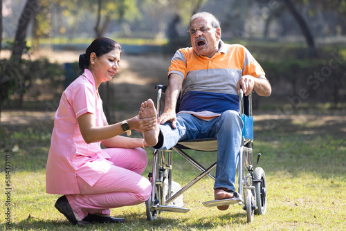 Canvas Print Senior man making physiotherapy session with young nurse.