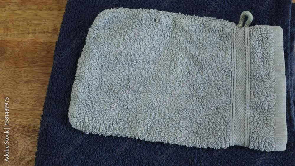 gant et serviette de toilette sur une table
