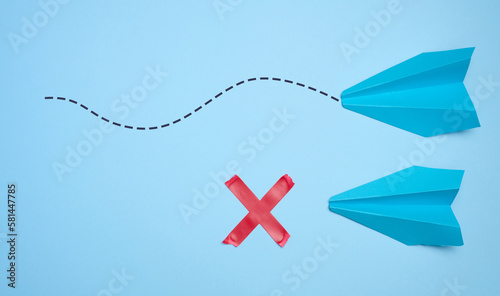 Fotografía Two paper boats, the path to one of them is stopped